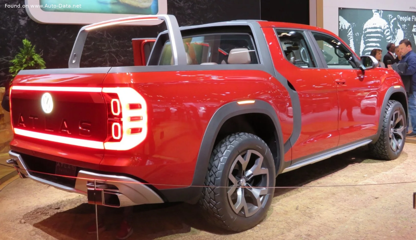 Volkswagen Atlas Tanoak Volkswagen Atlas Tanoak Concept thumbnail 2