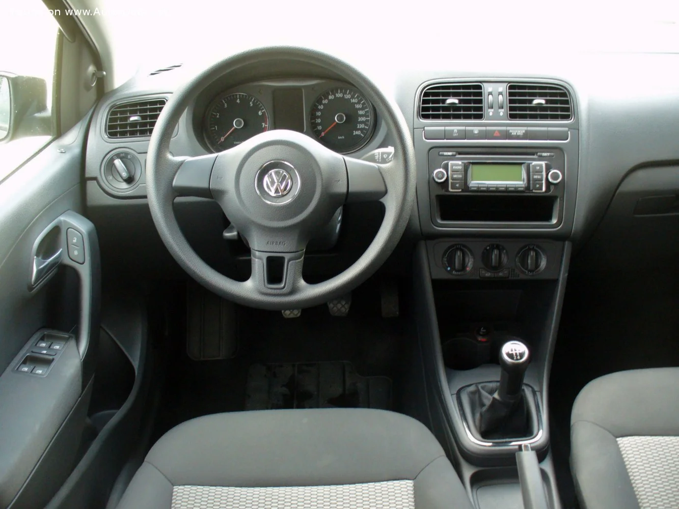 Volkswagen Polo 1.2 (60 Hp)2009 - 2014 thumbnail 13