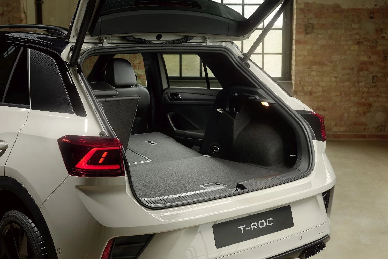 Volkswagen T-Roc 1.0 TSI (110 Hp)2022 - 2024 thumbnail 16