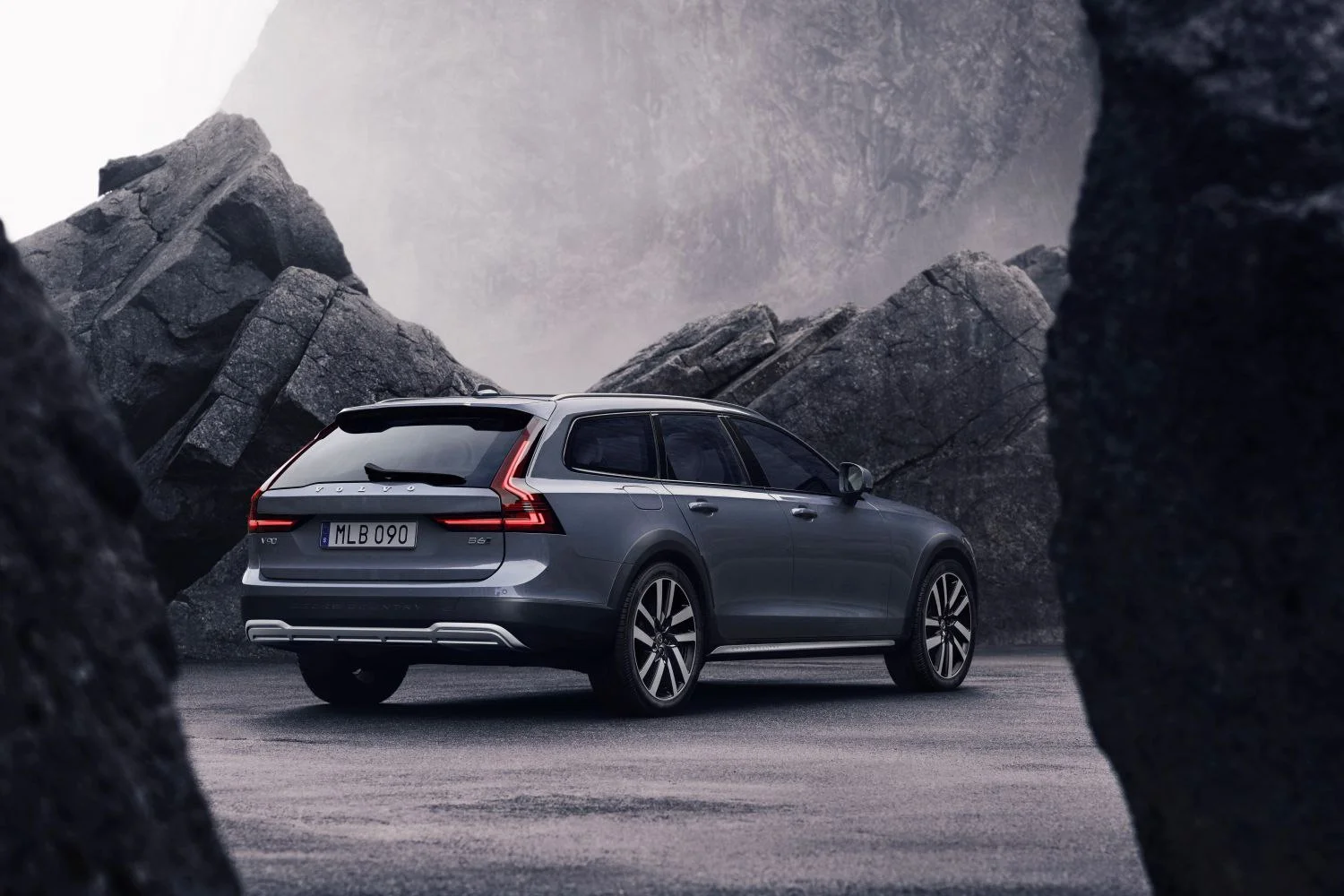Volvo V90 2.0 B4 Diesel (197 Hp) Mild Hybrid AWD Geartronic2020 - 2024 thumbnail 2