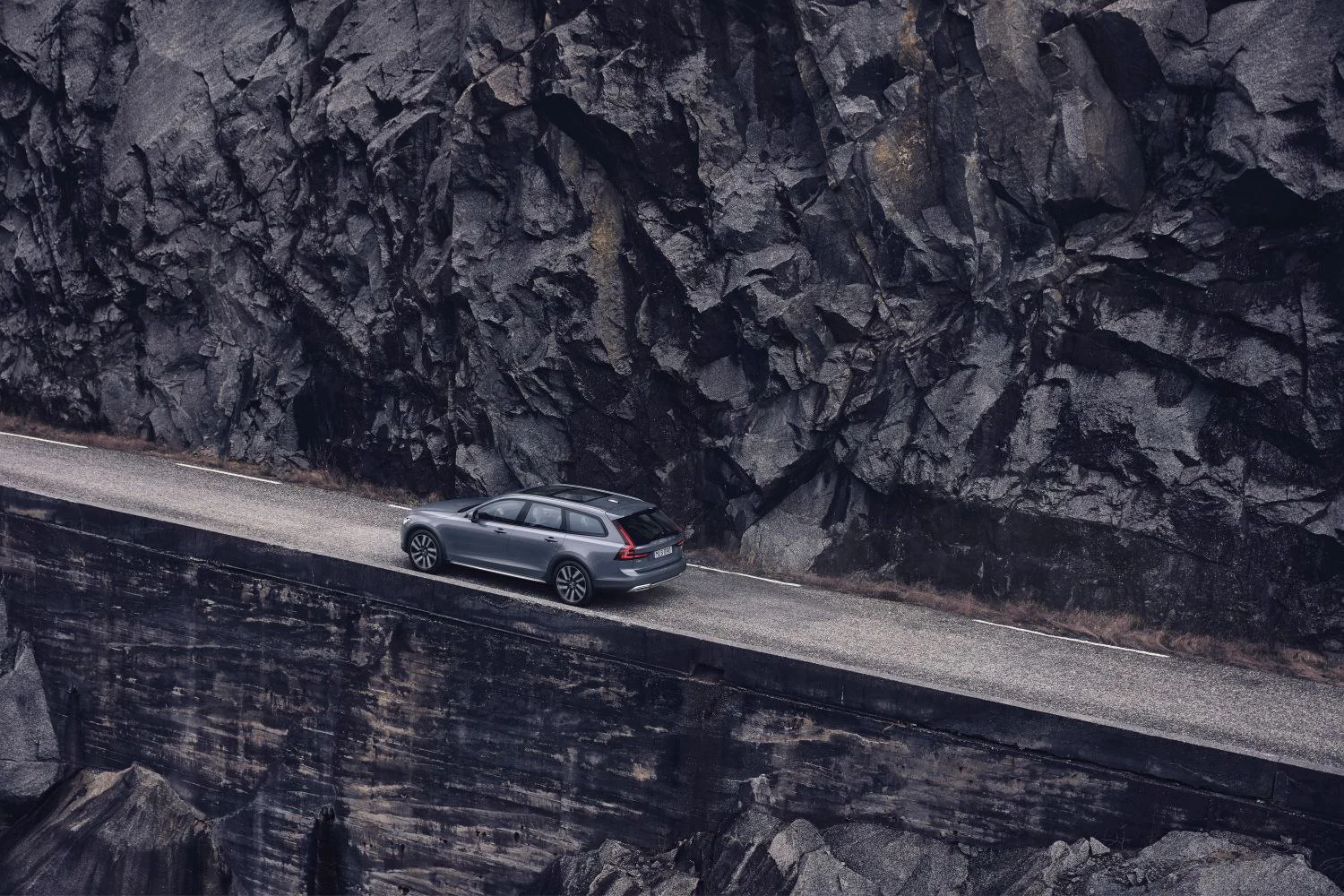 Volvo V90 2.0 B4 Diesel (197 Hp) Mild Hybrid AWD Geartronic2020 - 2024 thumbnail 4