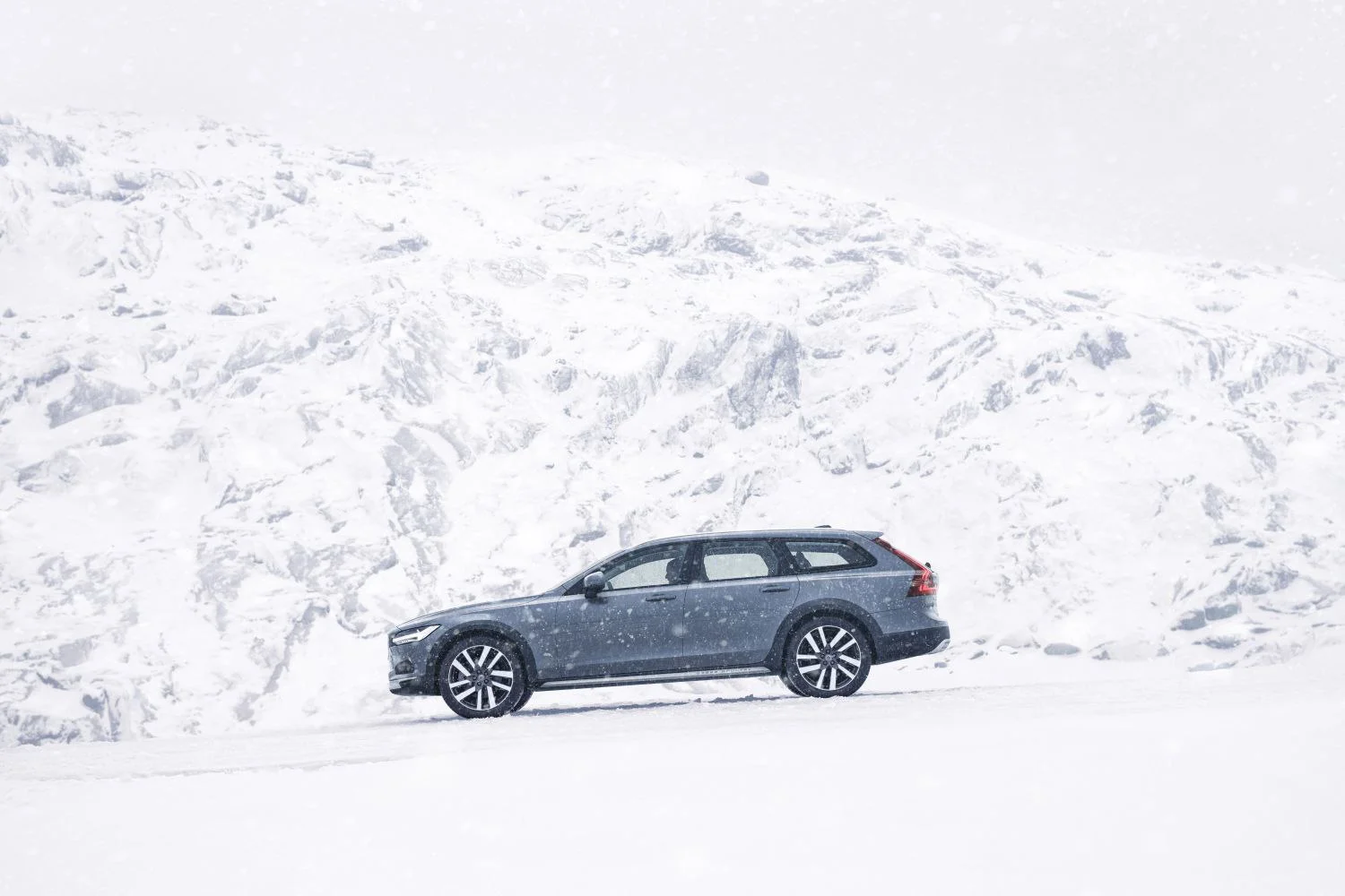 Volvo V90 2.0 B4 Diesel (197 Hp) Mild Hybrid AWD Geartronic2020 - 2024 thumbnail 5