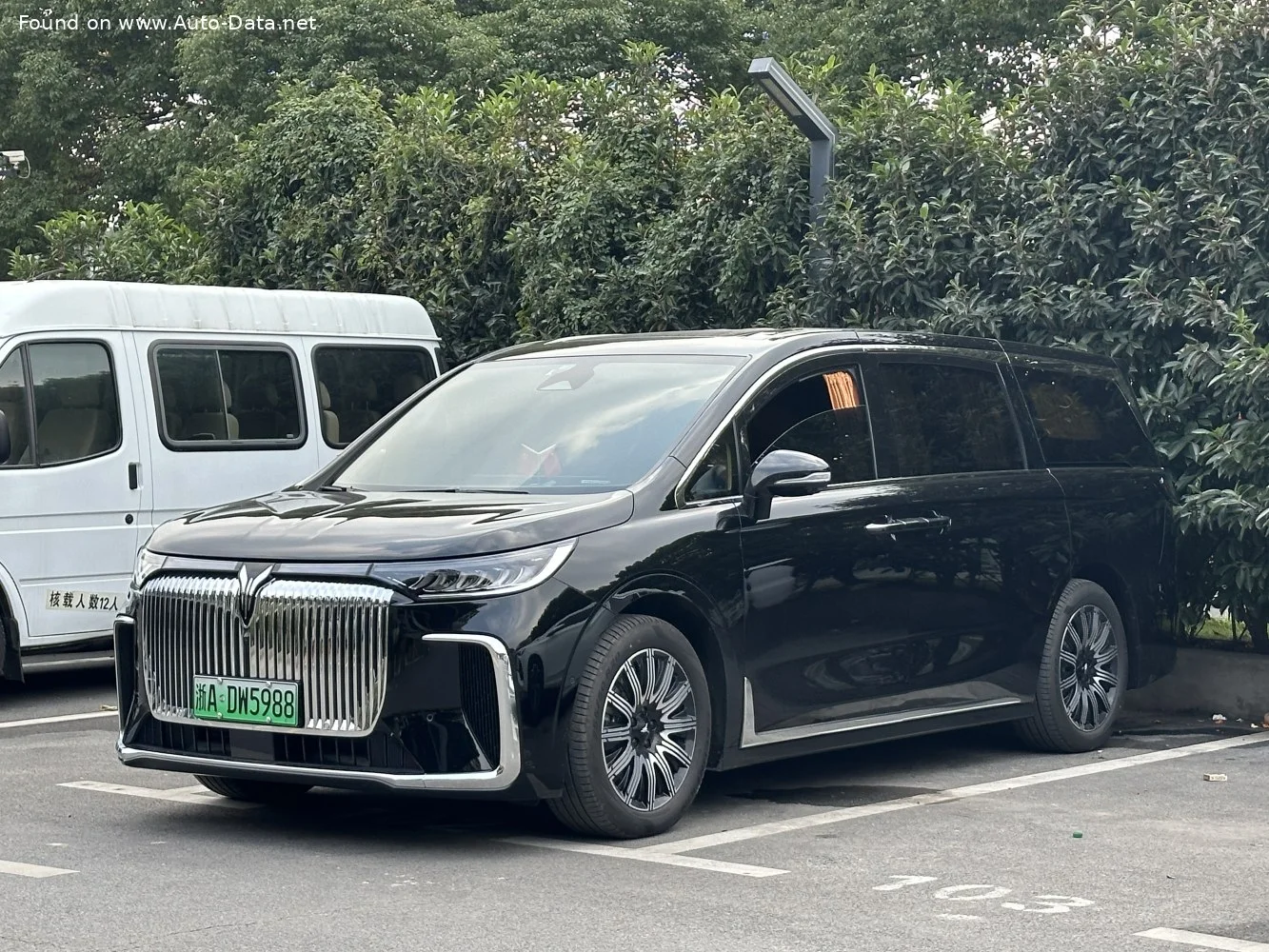 Voyah Dreamer 108.7 kWh (435 Hp) Electric 4WD2024 - thumbnail 2