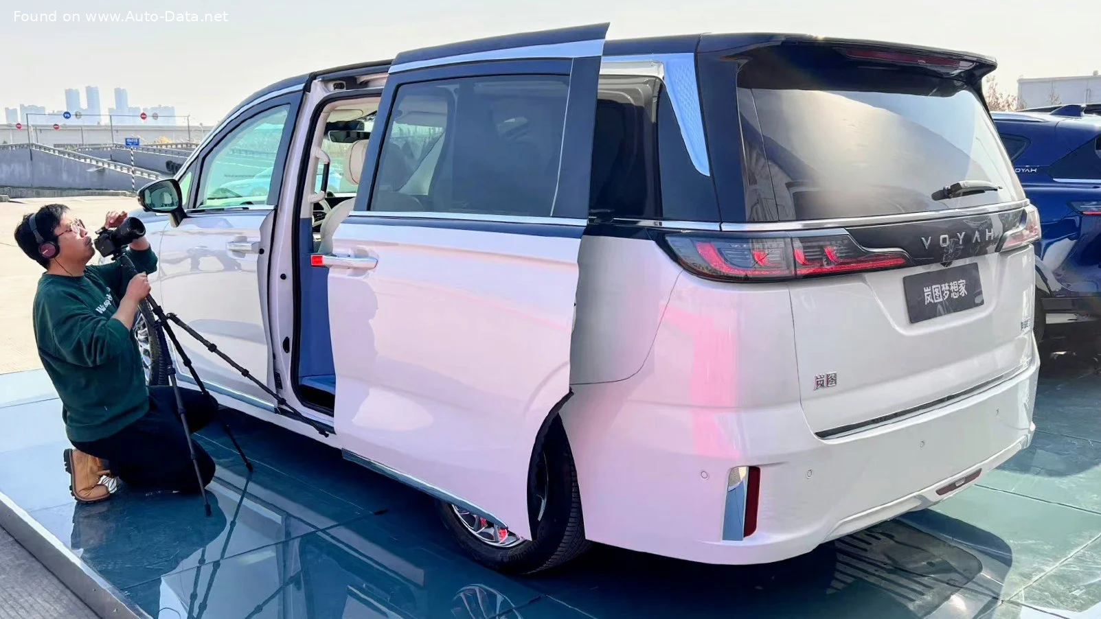 Voyah Dreamer 108.73 kWh (435 Hp) 4WD Electric2023 - 2024 thumbnail 5