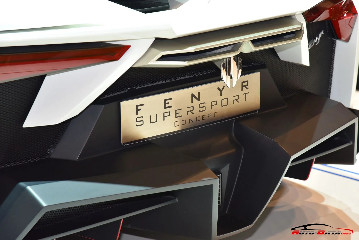 W Motors Fenyr W Motors Fenyr SuperSport Concept thumbnail 4