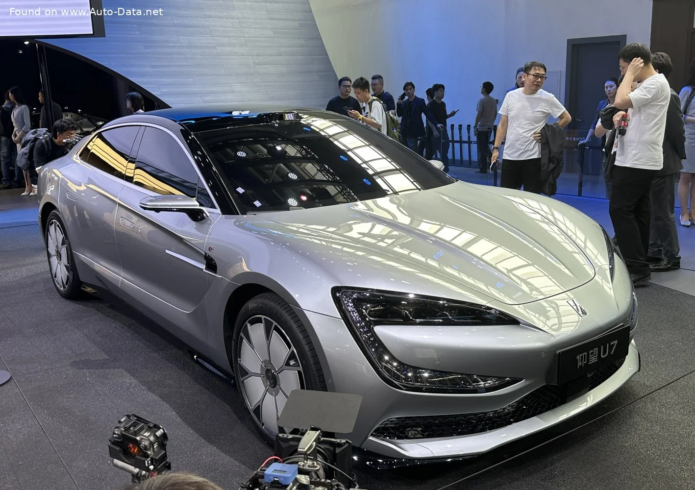 Yangwang U7 135.5 kWh (1306 Hp) Electric e42025 - thumbnail 3