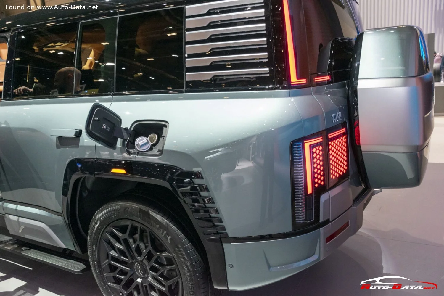 Yangwang U8 2.0T (1197 Hp) Extended Range Pure Electric 4WD2023 - thumbnail 18