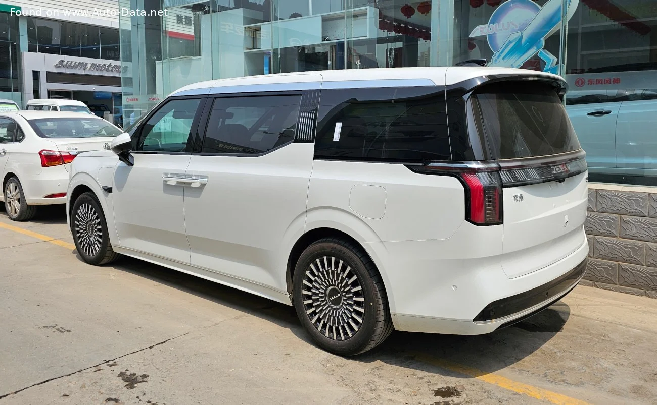 Zeekr 009 116 kWh (544 Hp) Dual Motor AWD Electric2023 - thumbnail 2
