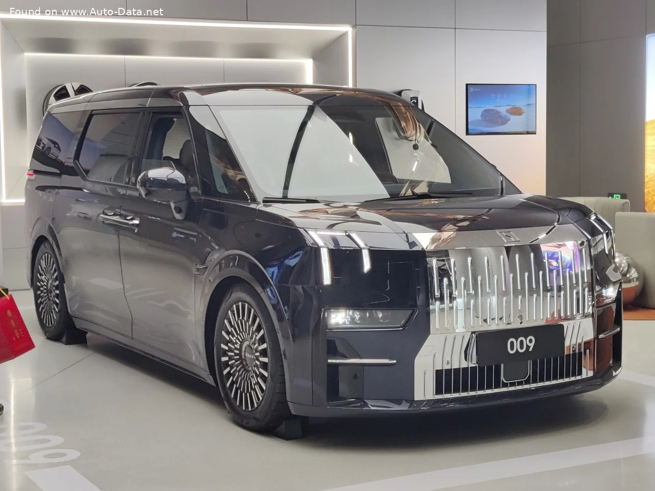 Zeekr 009 116 kWh (544 Hp) Dual Motor AWD Electric2023 - thumbnail 3