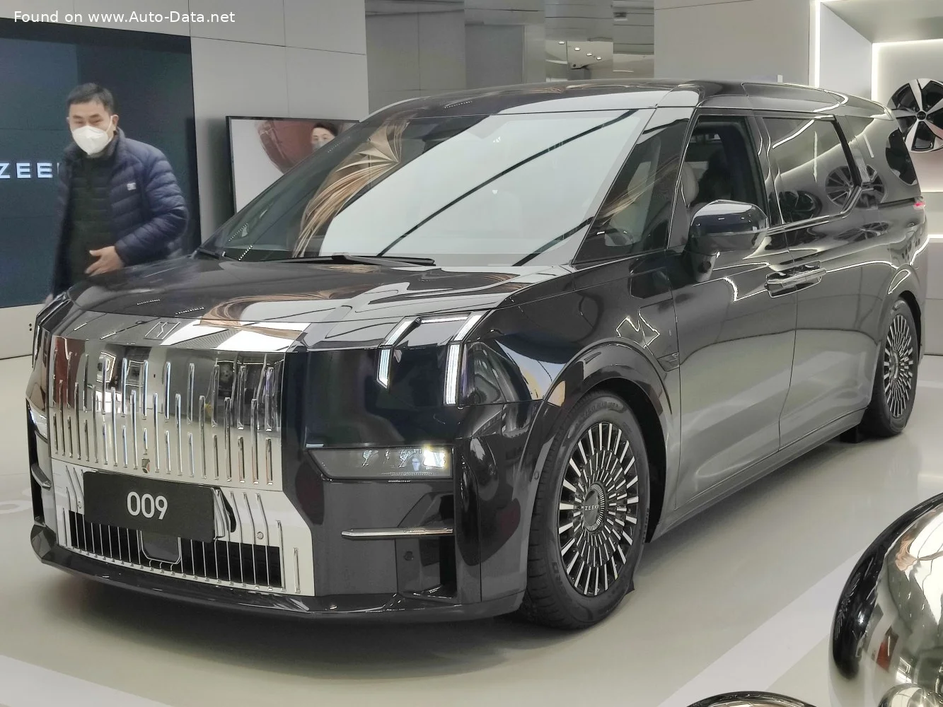 Zeekr 009 116 kWh (544 Hp) Dual Motor AWD Electric2023 - thumbnail 4