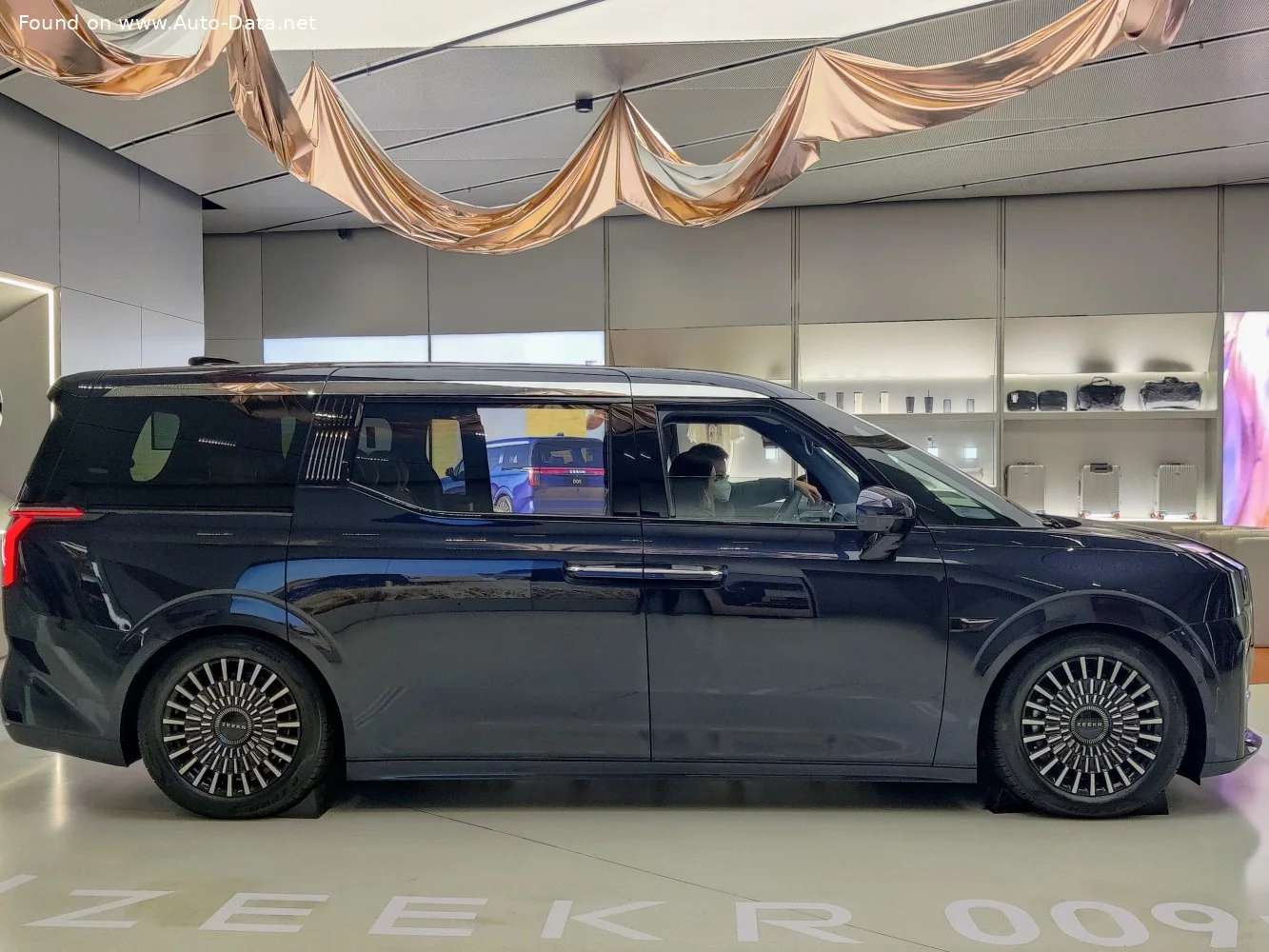 Zeekr 009 116 kWh (544 Hp) Dual Motor AWD Electric2023 - thumbnail 5