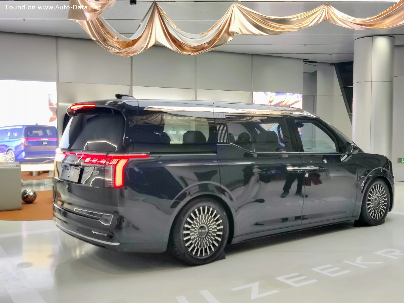 Zeekr 009 116 kWh (544 Hp) Dual Motor AWD Electric2023 - thumbnail 6