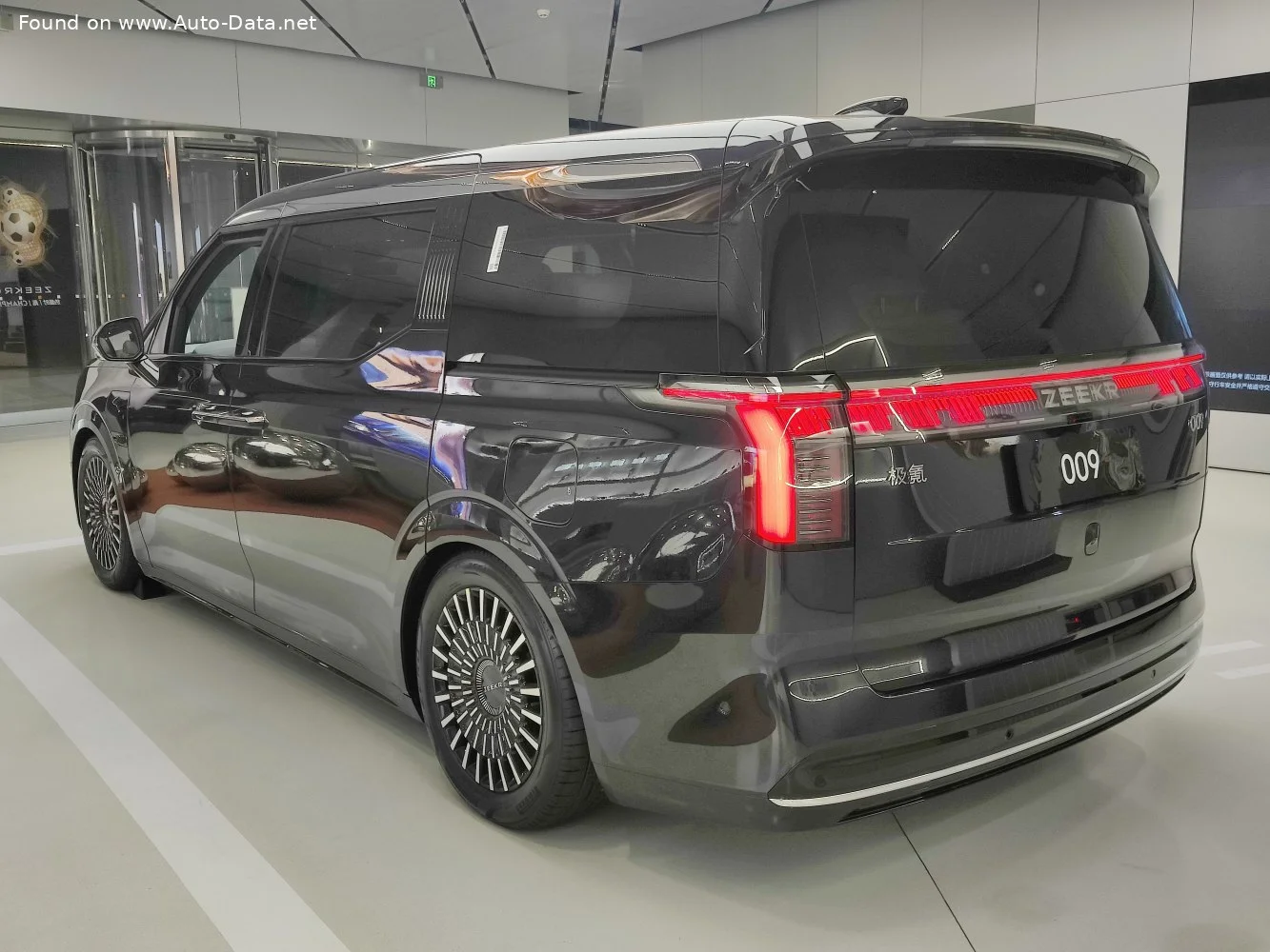 Zeekr 009 116 kWh (544 Hp) Dual Motor AWD Electric2023 - thumbnail 7