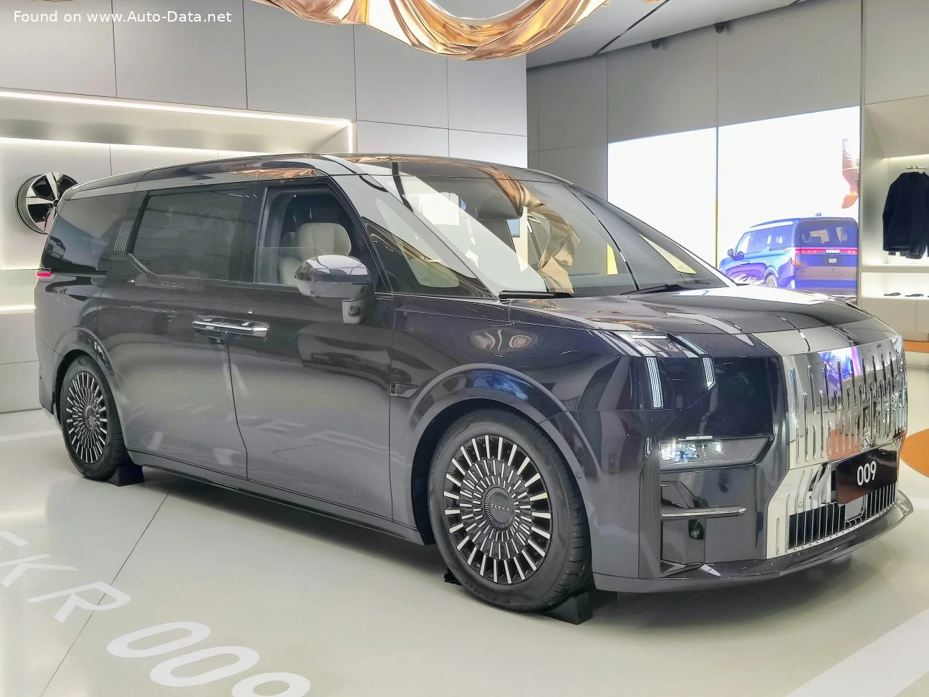 Zeekr 009 116 kWh (544 Hp) Dual Motor AWD Electric2023 - thumbnail 8